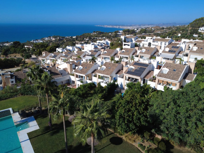 Villa de 4 dormitorios en venta en Torremuelle Benalmádena con terrazas y piscina comunitaria